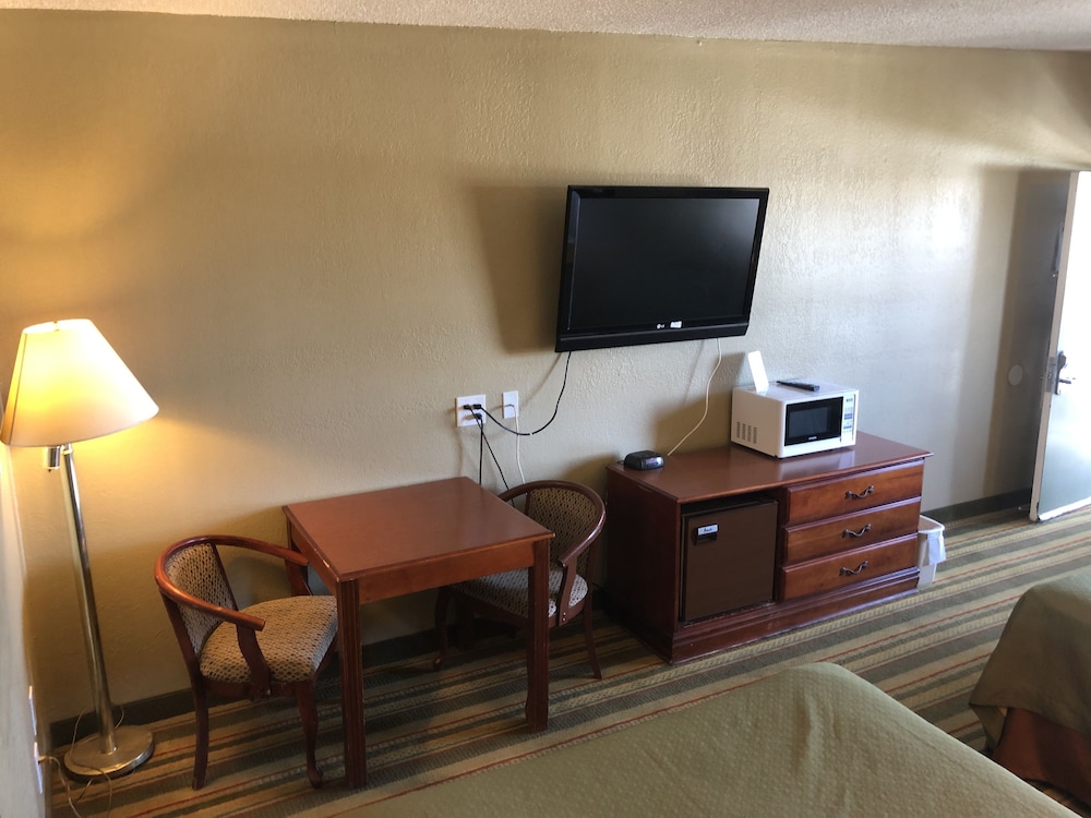 Super 8 By Wyndham Ridgecrest 34/44