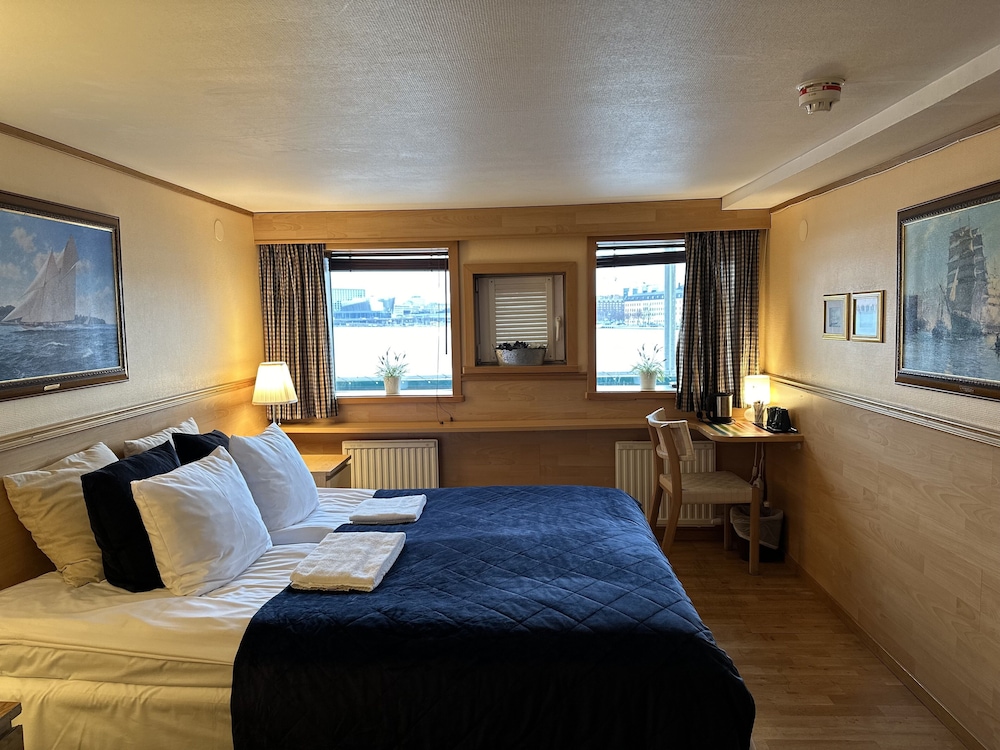 ADMIRALS, SUPERIOR, CABIN, TWIN BEDS, SEA VIEW, PRIVATE BATHROOM