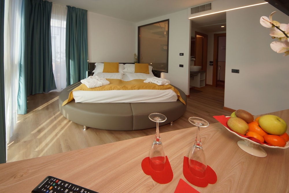 Hotel Ambassador Suite 28/73