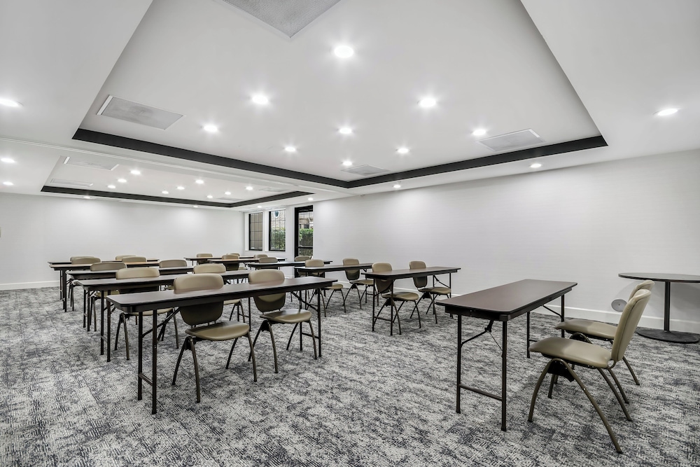 Staybridge Suites Toledo - Maumee 67/72