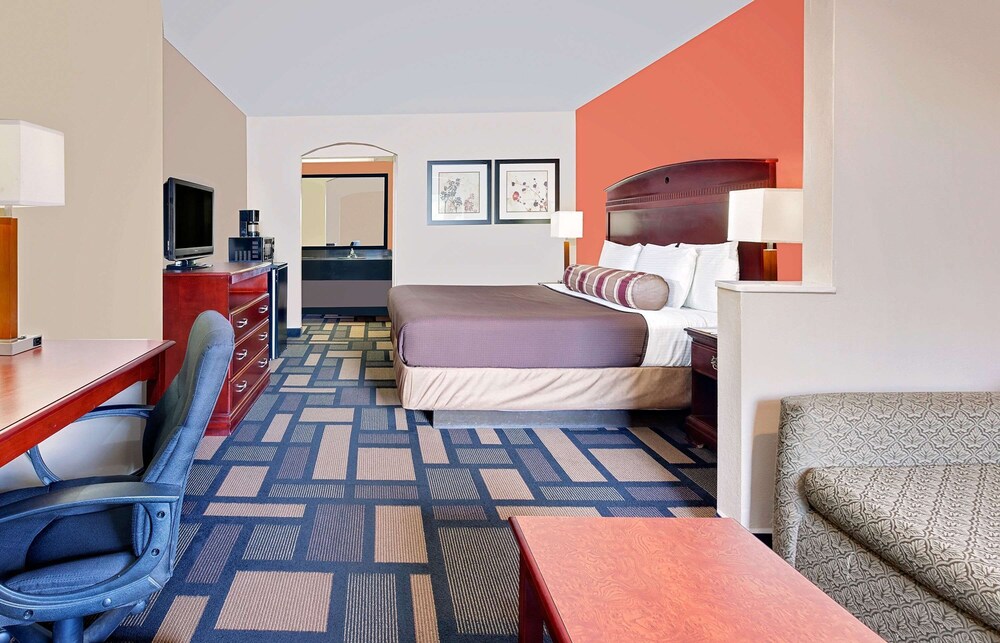 Quality Inn & Suites Dumas, AR 21/33