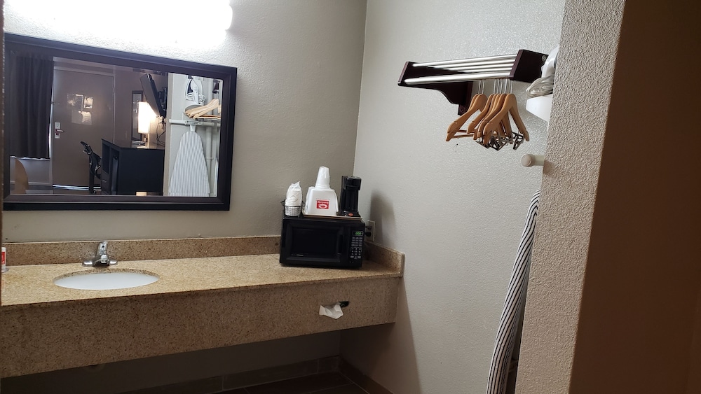 Econo Lodge Donalsonville, GA 17/27