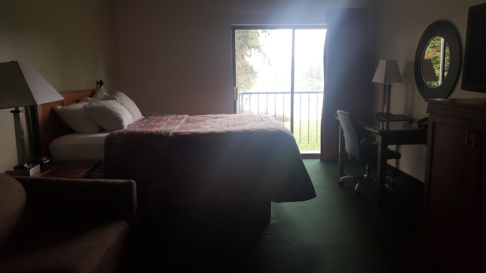 Oyster Bay Inn & Suites 28/70