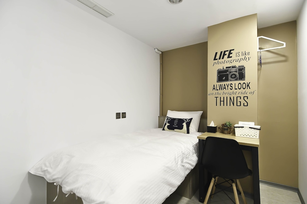 Flyinn Hostel 18/50