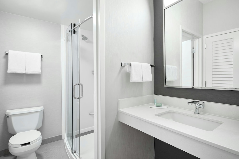 غرفة بسرير كينج مع أريكة، Courtyard by Marriott St Louis Creve Coeur 6/6