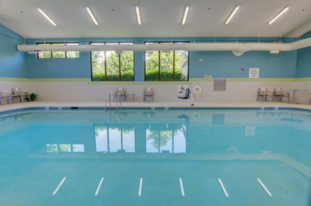 Holiday Inn Express Suites Blackburg University Area 36/74