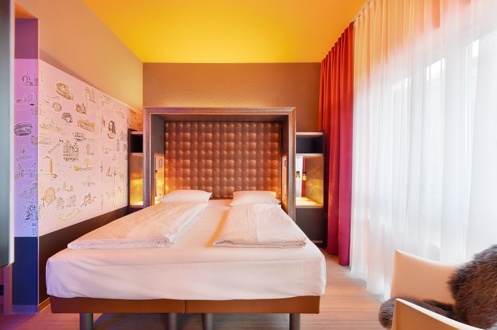 1 BEDROOM, FAMILY, KING BED, SOFA