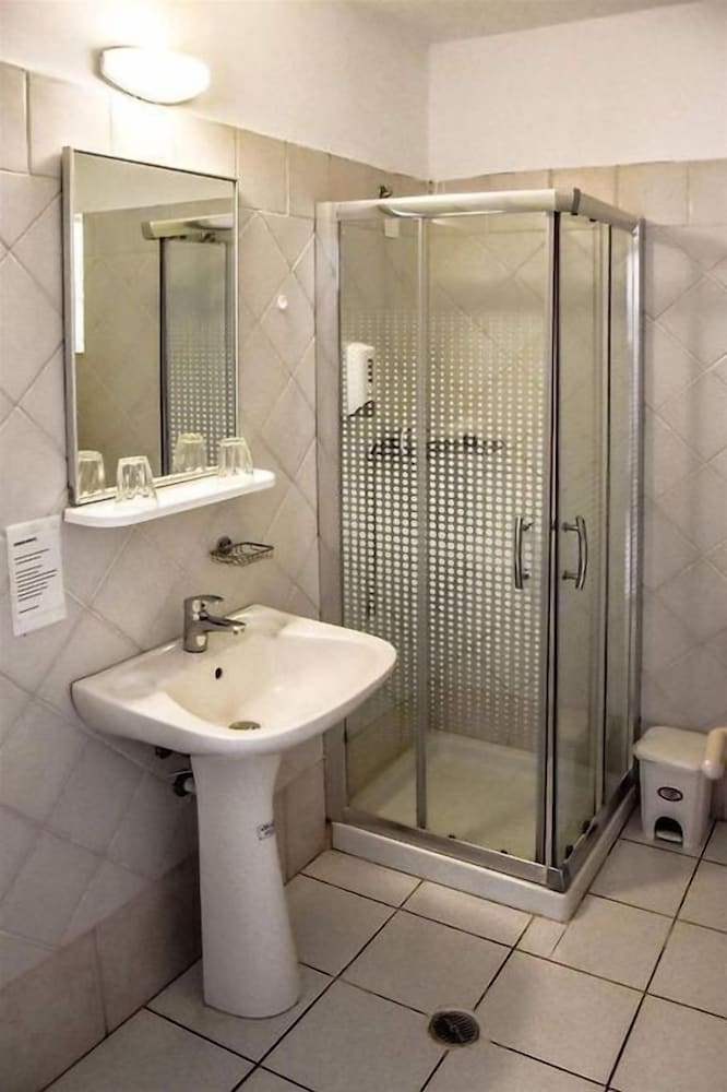 Yria Beach Hotel 58/61