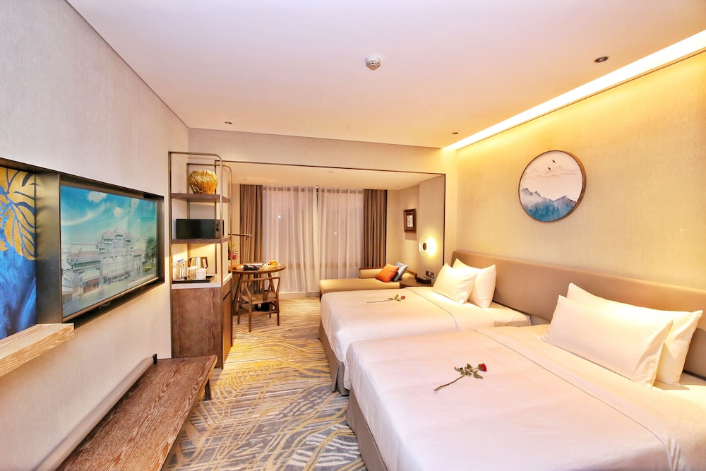 Dong Fang Hotel 33/74