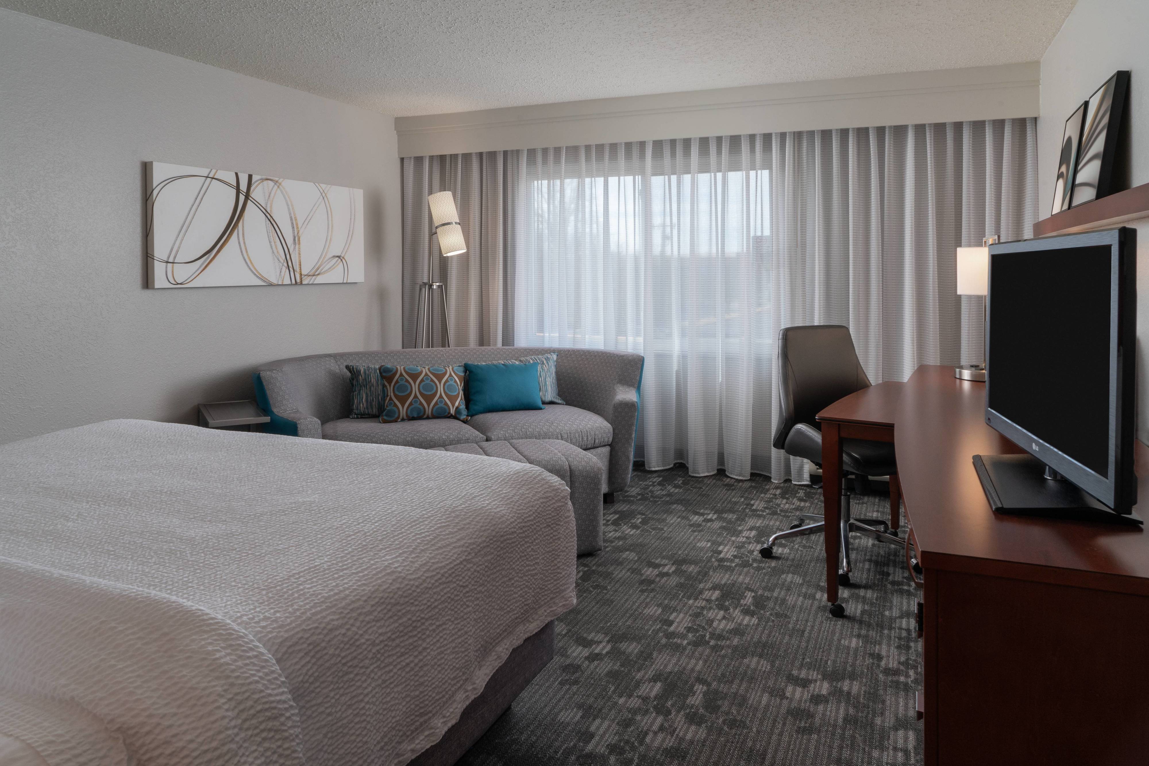 DELUXE, KING BED, BATHTUB, ACCESSIBLE