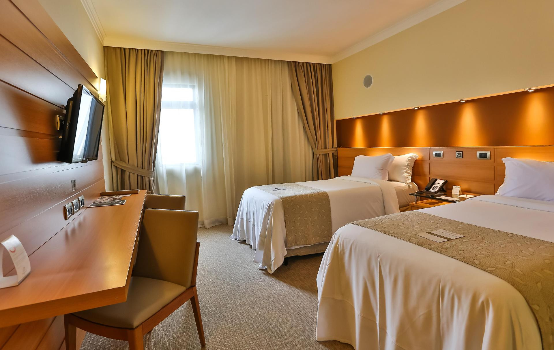 Deluxe, Twin Beds, Street View