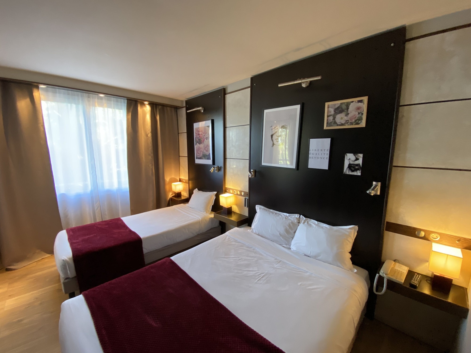 ROOM, TWIN BEDS
