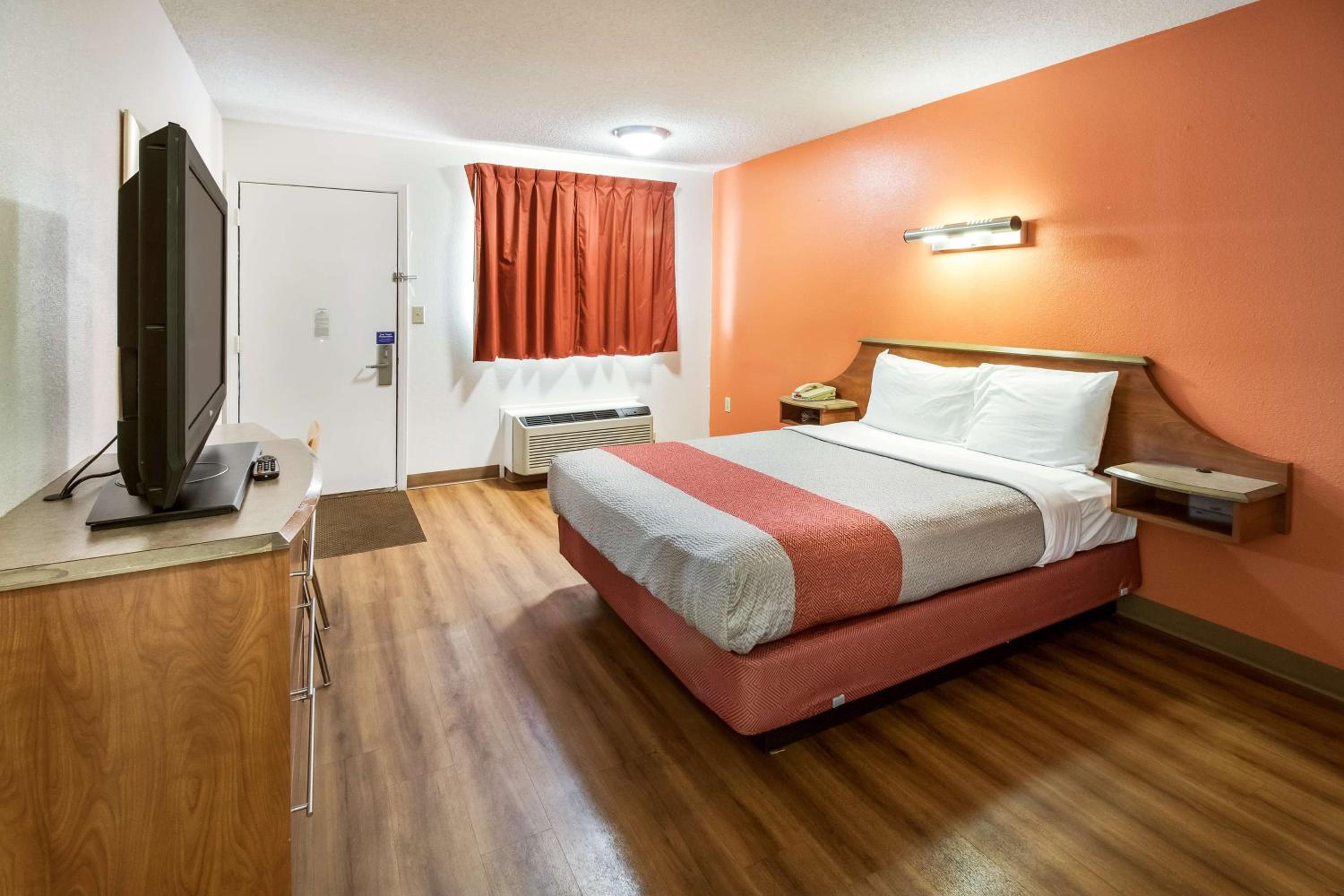 ROOM, QUEEN BED, ACCESSIBLE