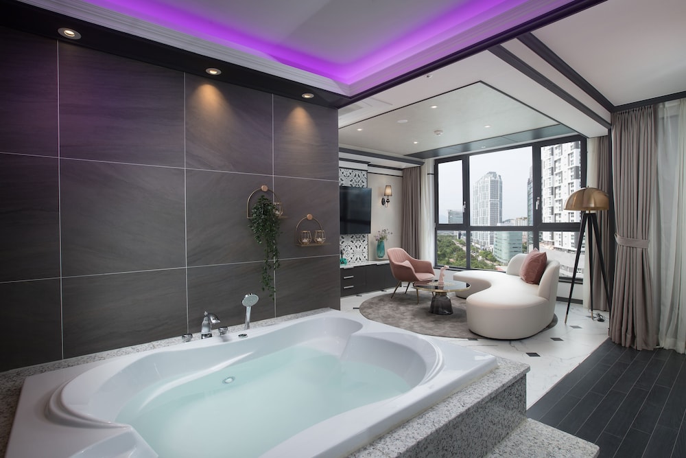 Utop Boutique Hotel and Residence 47/50