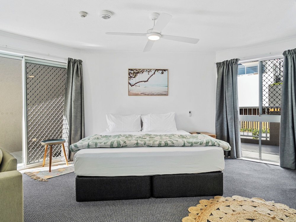 MARKHAM COURT 27/66