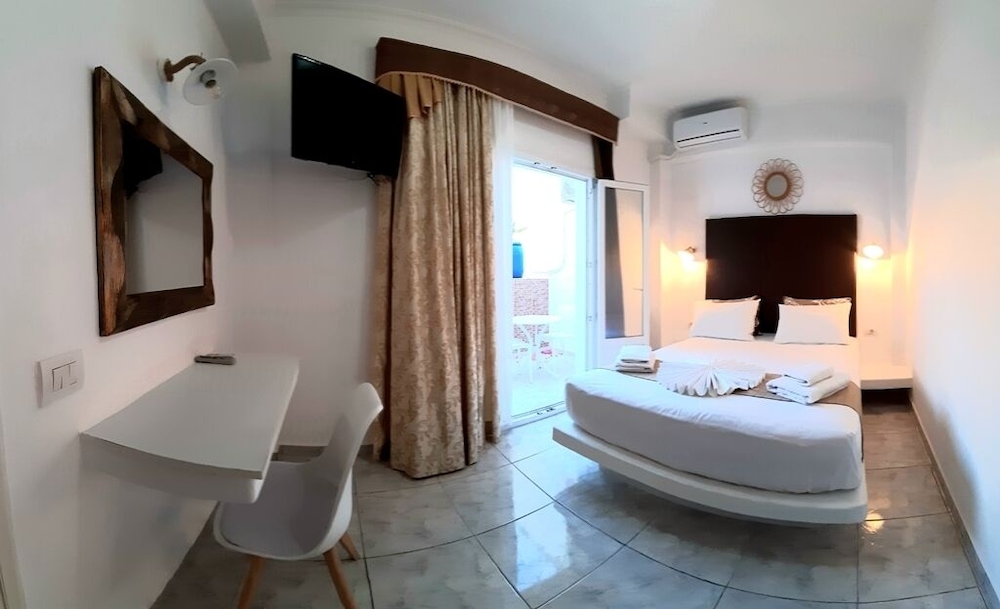 ROOM, TRIPLE, OUTDOOR JETTED TUB