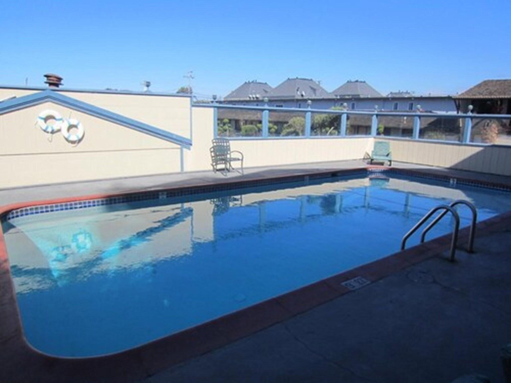 Econo Lodge Monterey Fairgrounds 16/21
