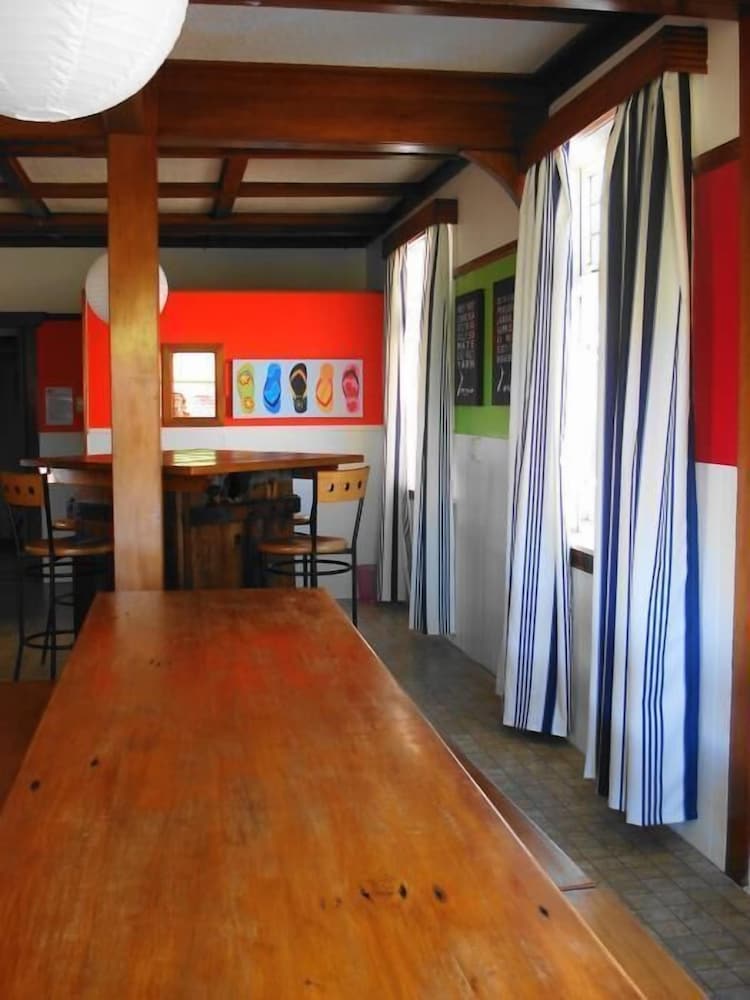 Ducks &amp; Drakes Boutique Motel &amp; Backpackers 35/43