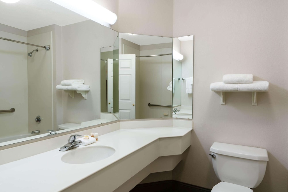 La Quinta Inn Suites Pueblo 13/48