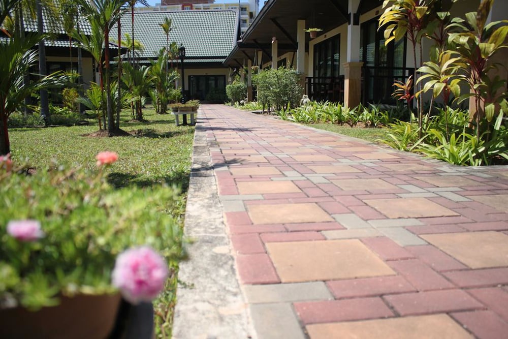 Airport Resort And Spa 52/69