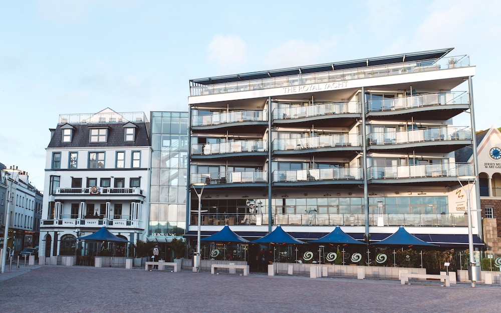 Royal Yacht Hotel 6/75
