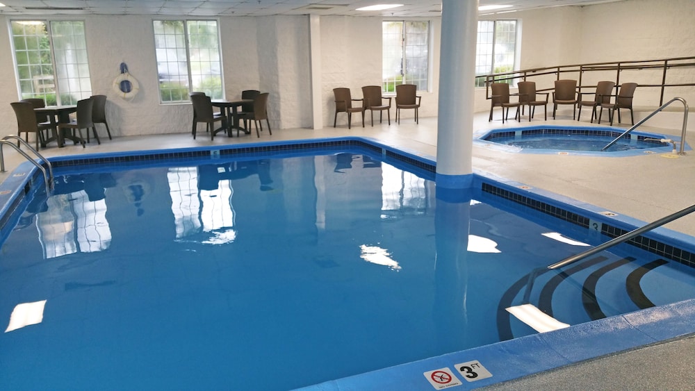 Charlevoix Inn Suites, SureStay Collection by Best Western 6/45