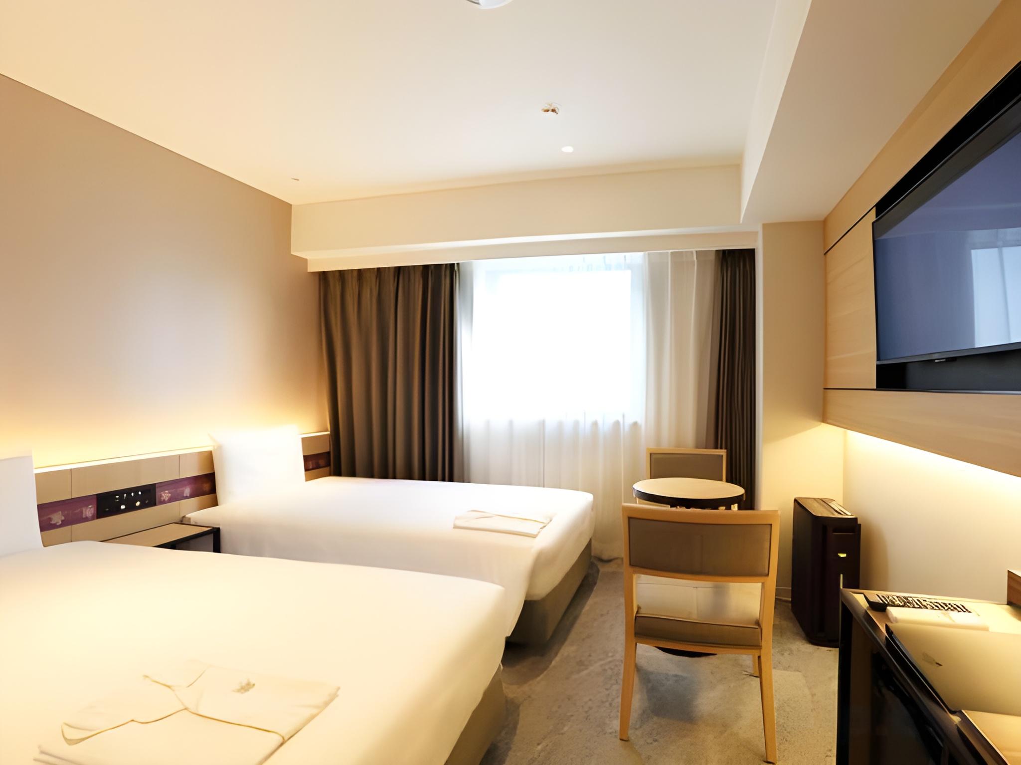 Adjoining, Superior, Twin Beds, Bathtub
