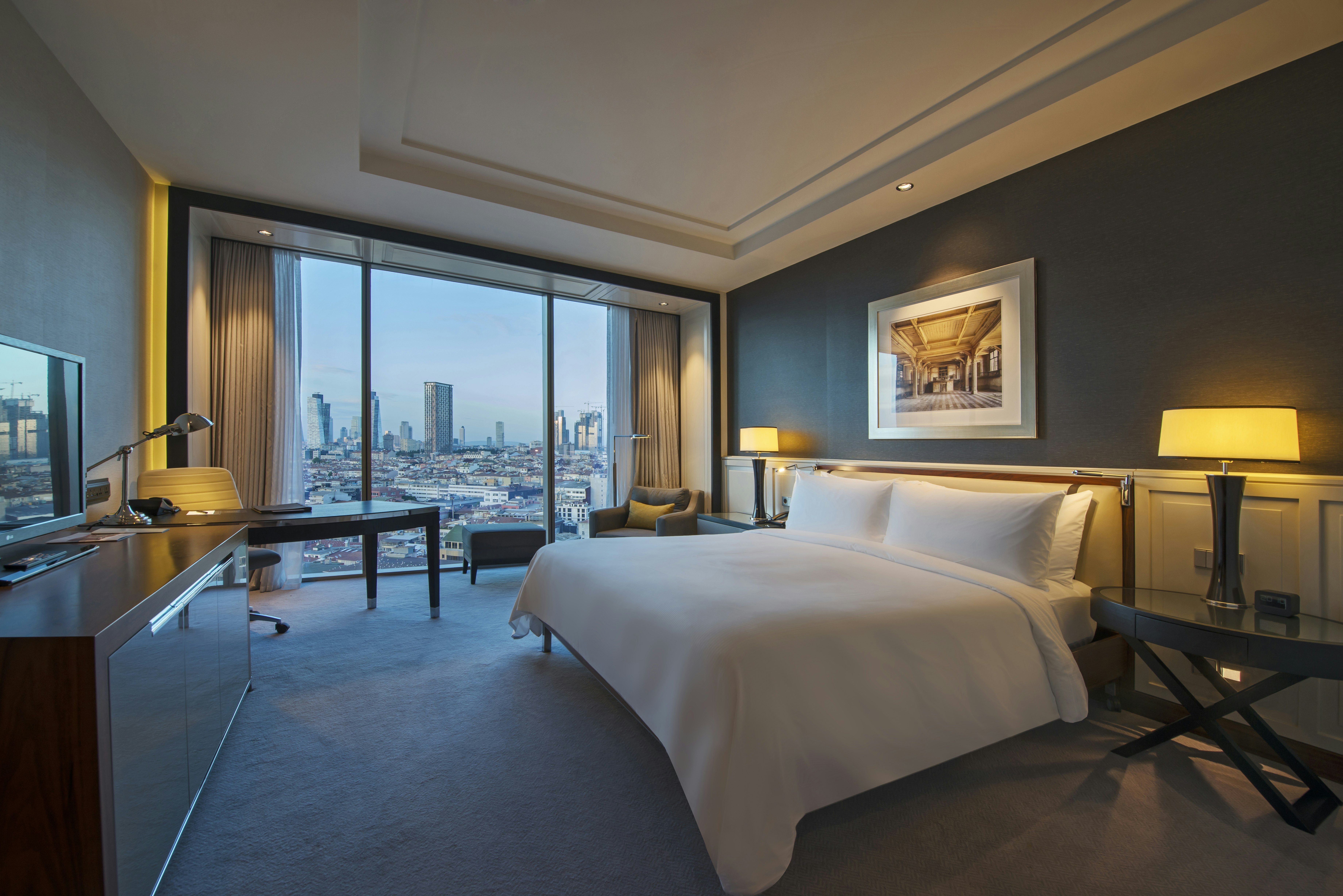 DELUXE, KING BED