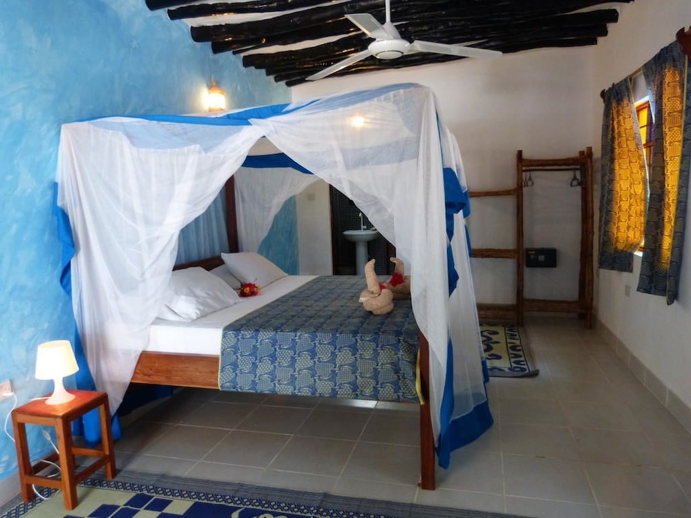 Makuti Beach Bungalows 25/65