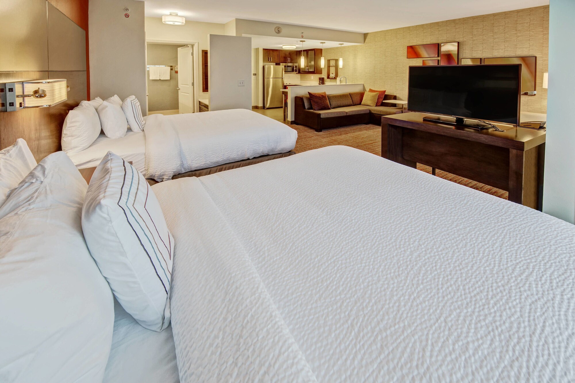 Studio, 2 Queen Beds, Sofa