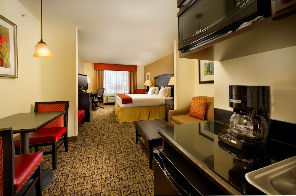 Holiday Inn Express Hotel Suites Uvalde 39/55