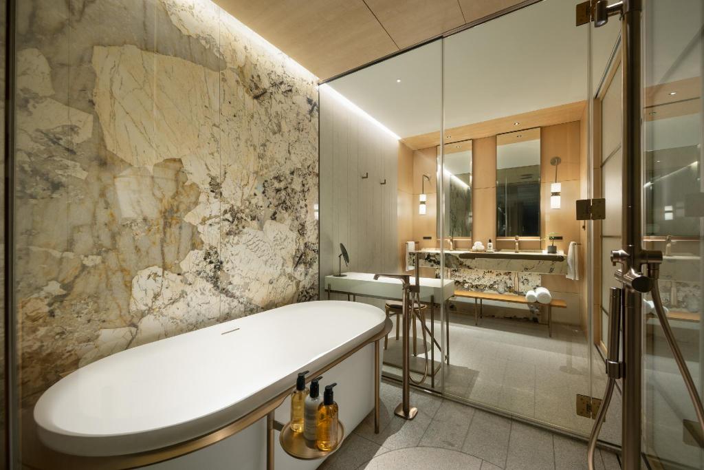 1 Bedroom, Presidential, Suite, King Bed, Bay View, Club Lounge Access, Corner