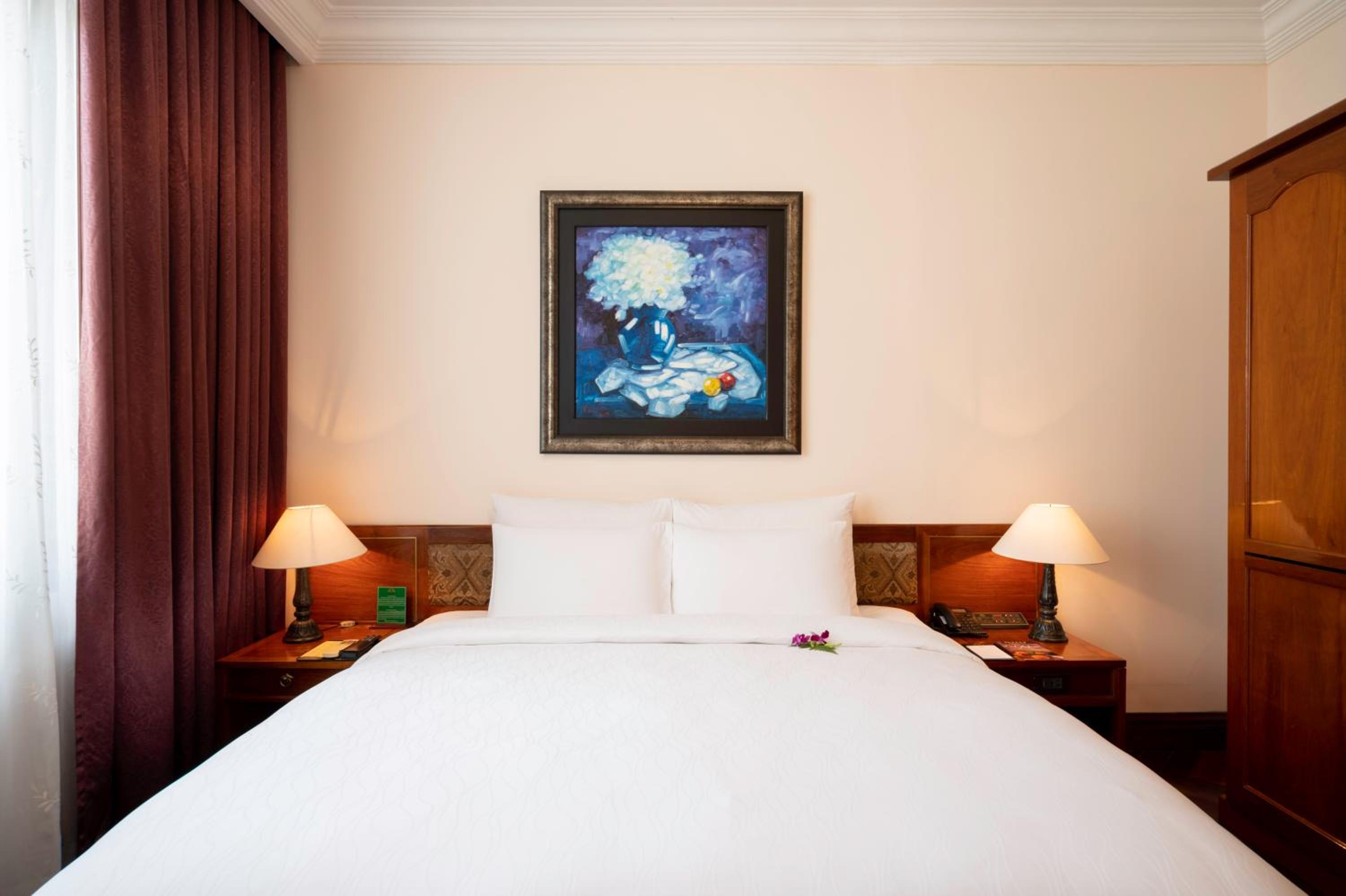 Colonial, Suite