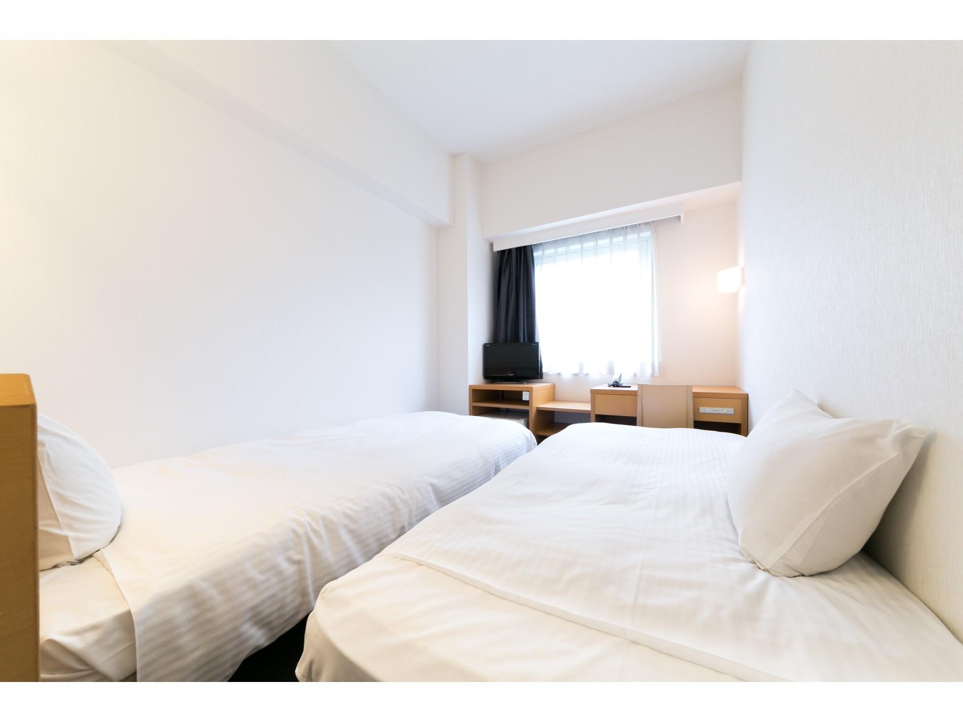 Petite, Twin Beds