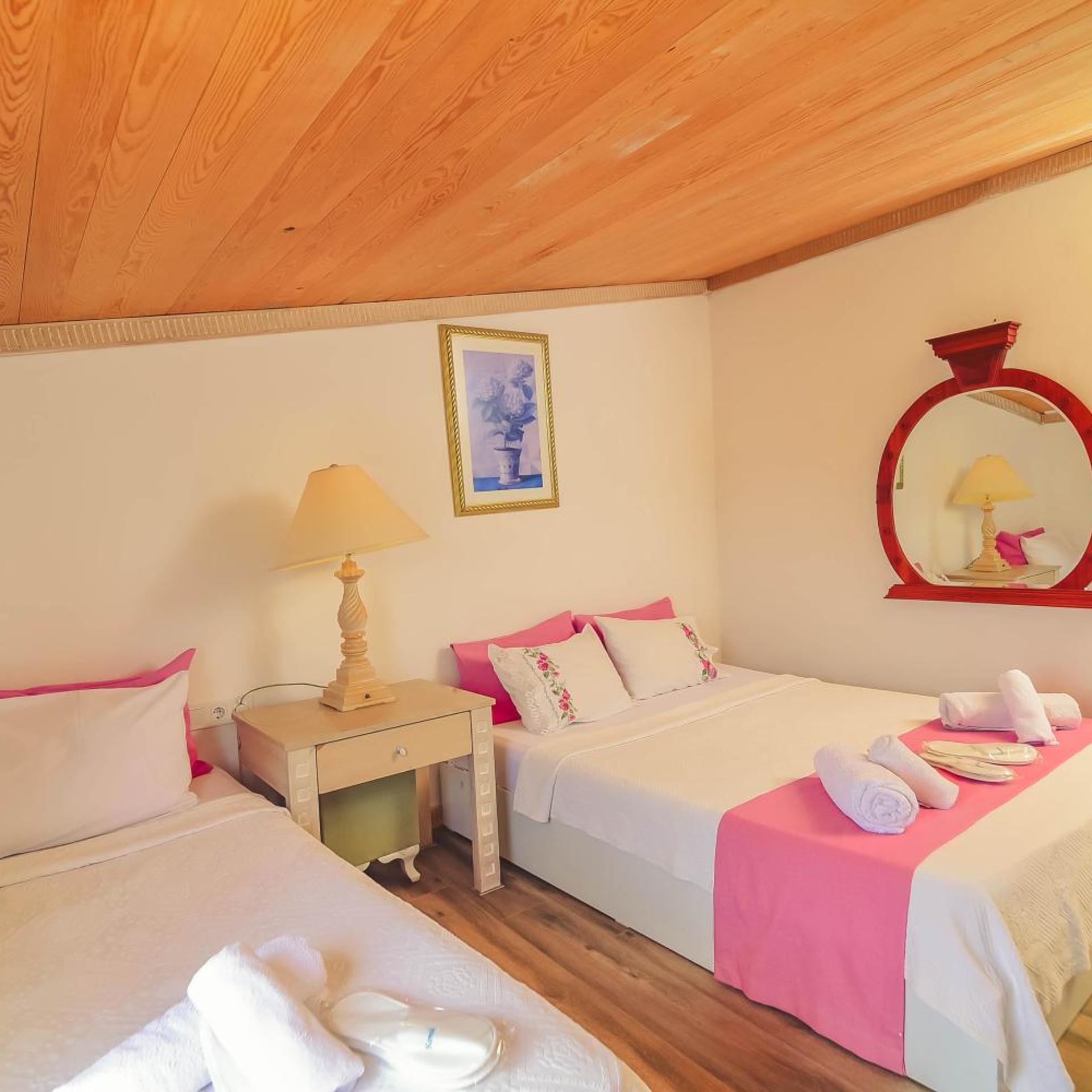 غرفة بسرير مزدوج بشرفة، Alacati Asmali Konak Hotel 2/10