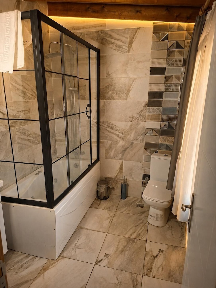 Royal Garden Suite Hotel 24/45
