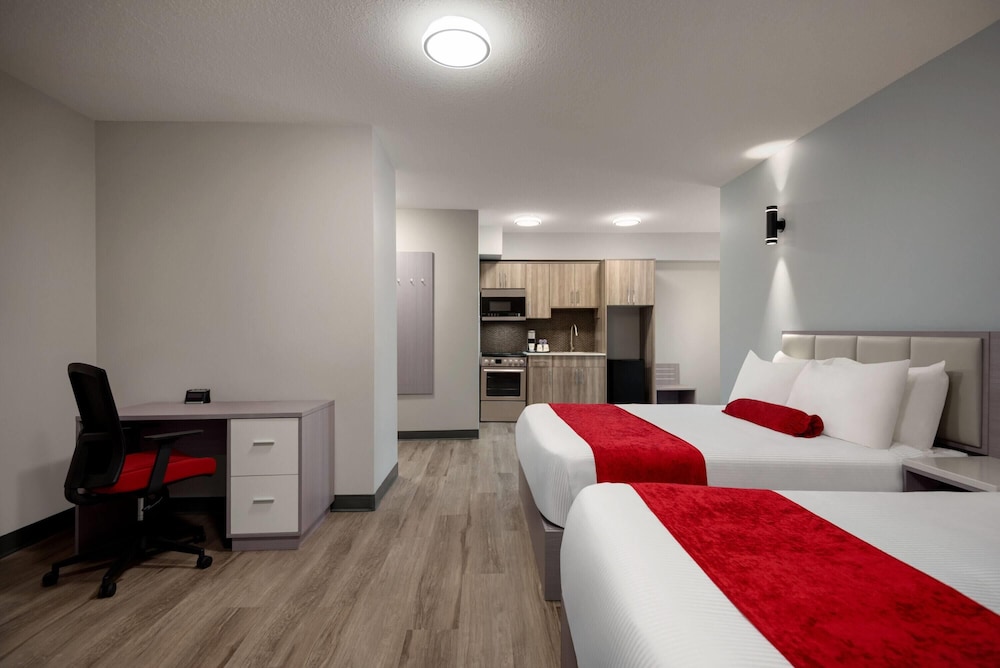 Ramada by Wyndham West Edmonton Hotel & Suites 20/45