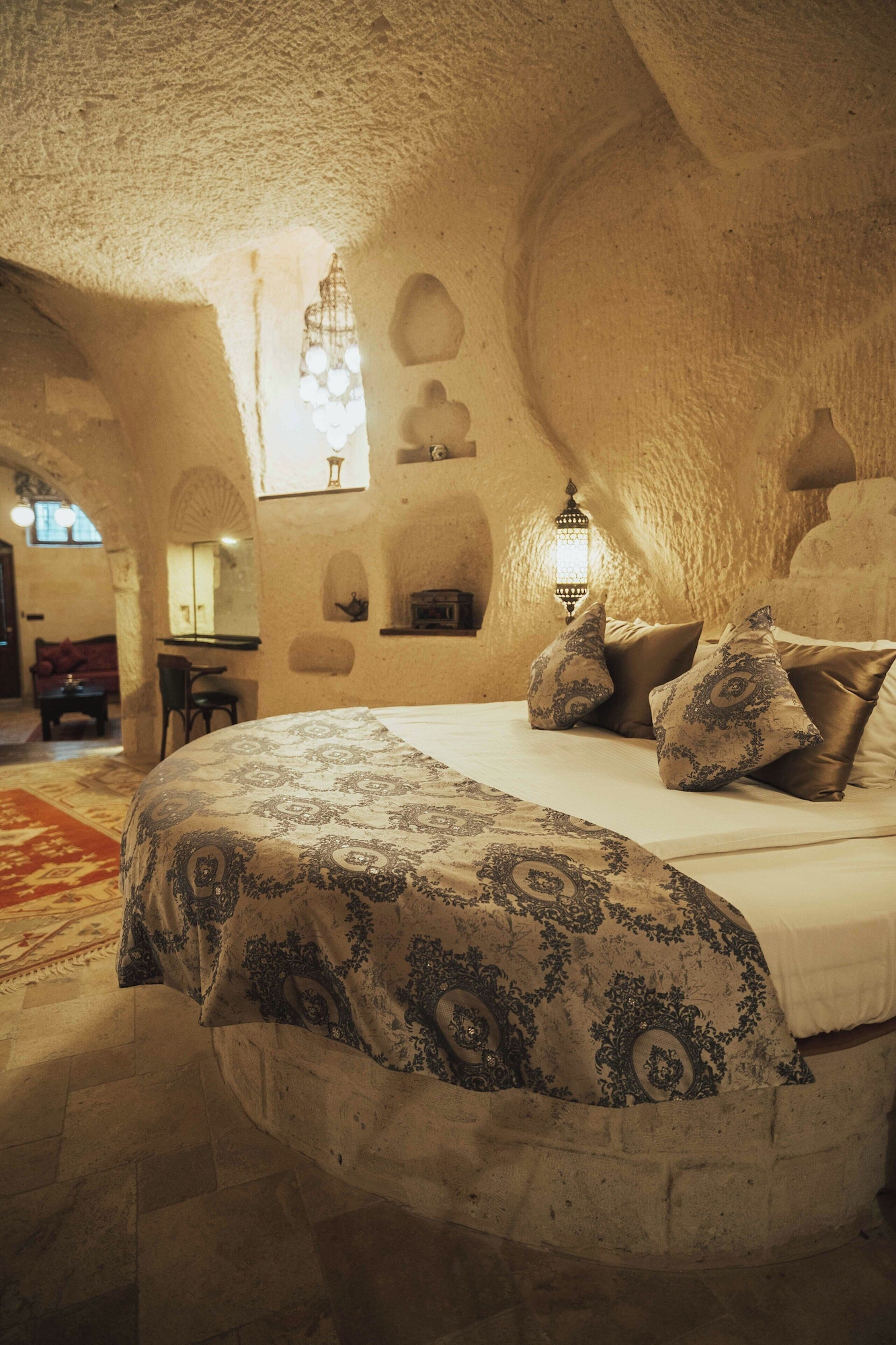 CAVE, STONE, SUITE, QUEEN BED, BATHTUB