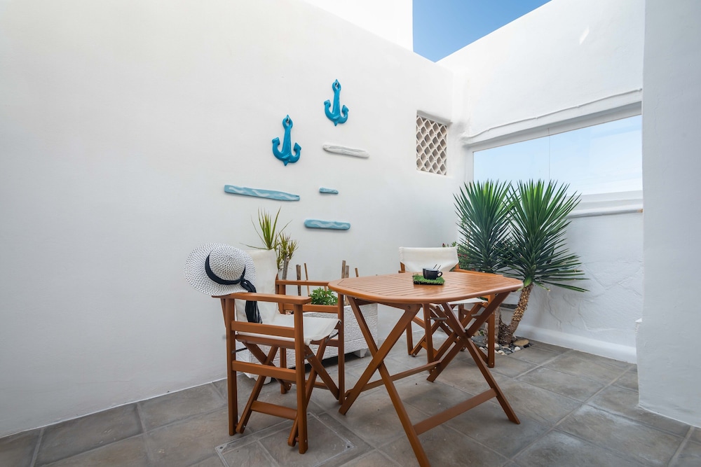 Niki Savvas Studios And Suites 9/73