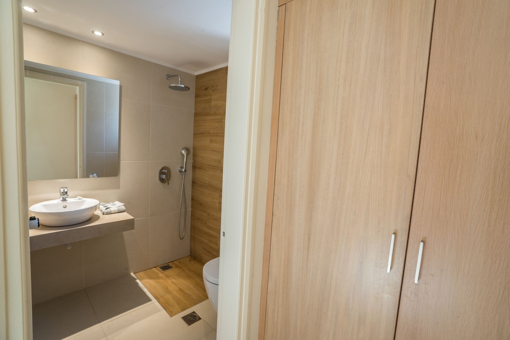 Golden Bay Suites 67/67