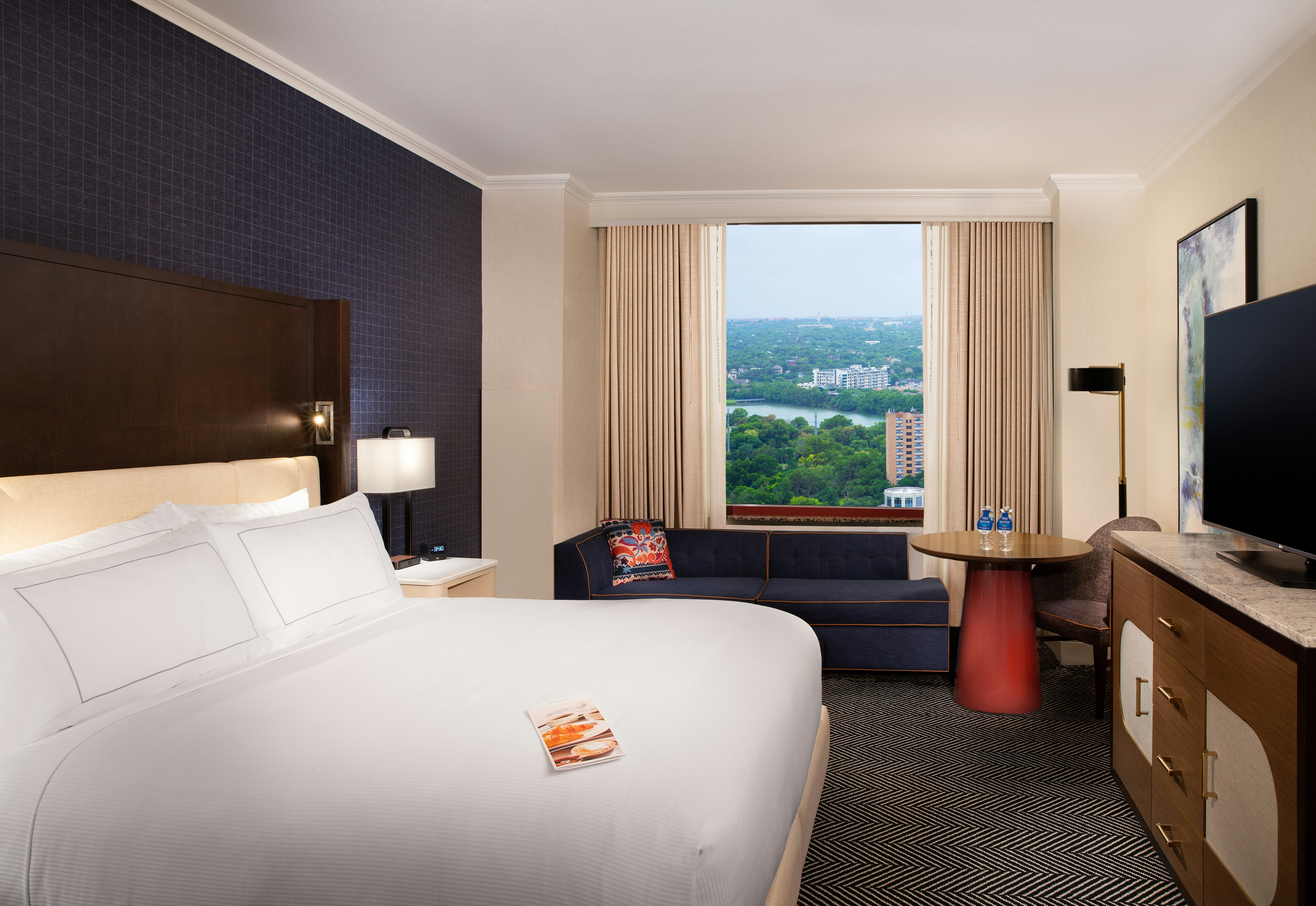 ROOM, KING BED, SKYLINE VIEW