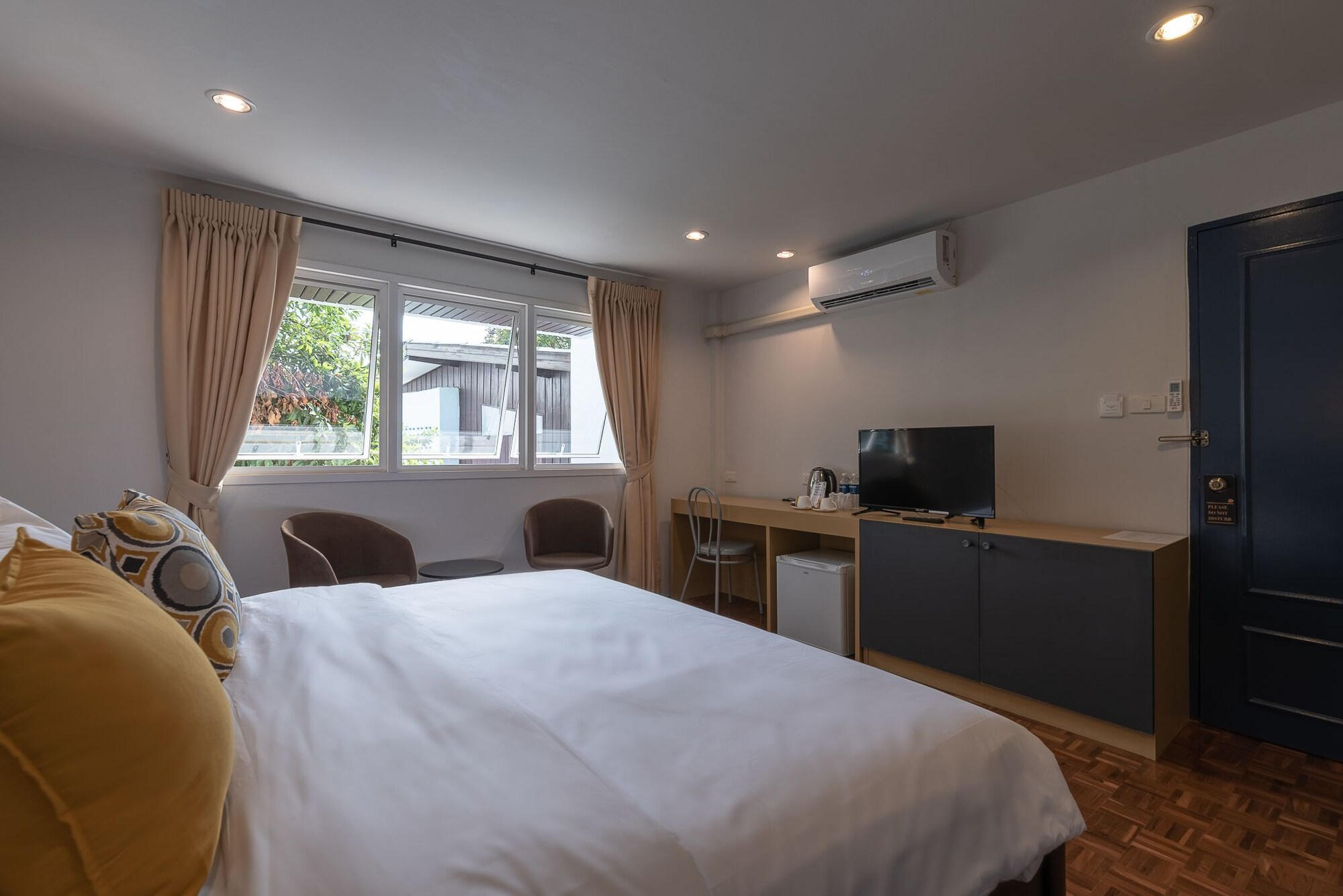 DELUXE, DOUBLE BED