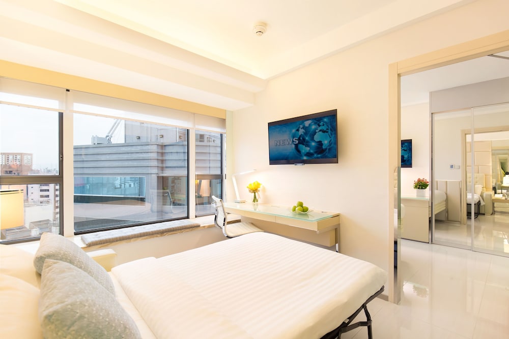Isuite, Queen Bed, 2 Sofa