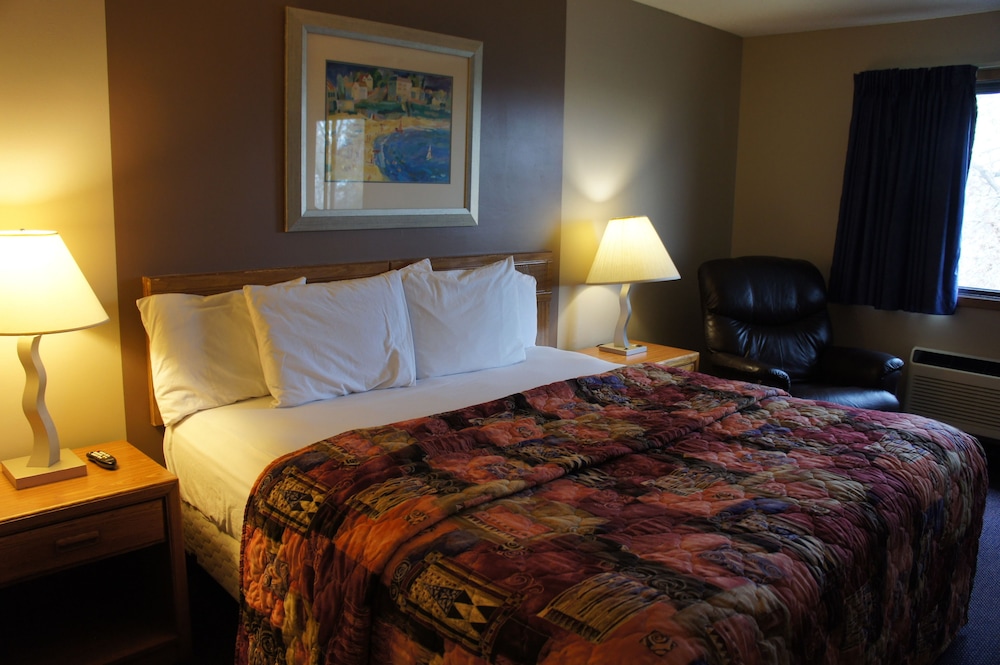Coratel Inn and Suites Maple Grove 18/50