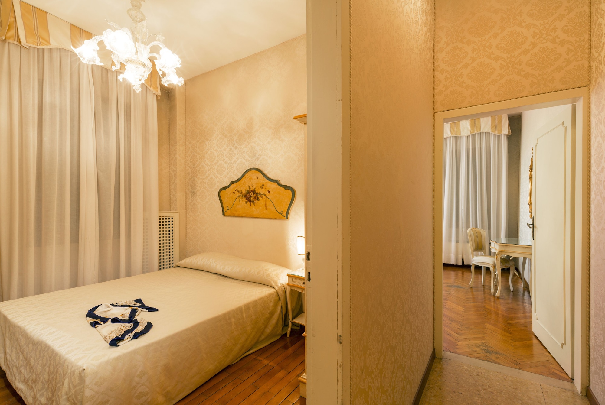 ROOM, QUADRUPLE