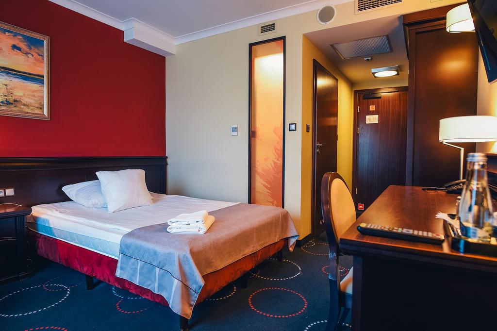 ROOM, SINGLE
