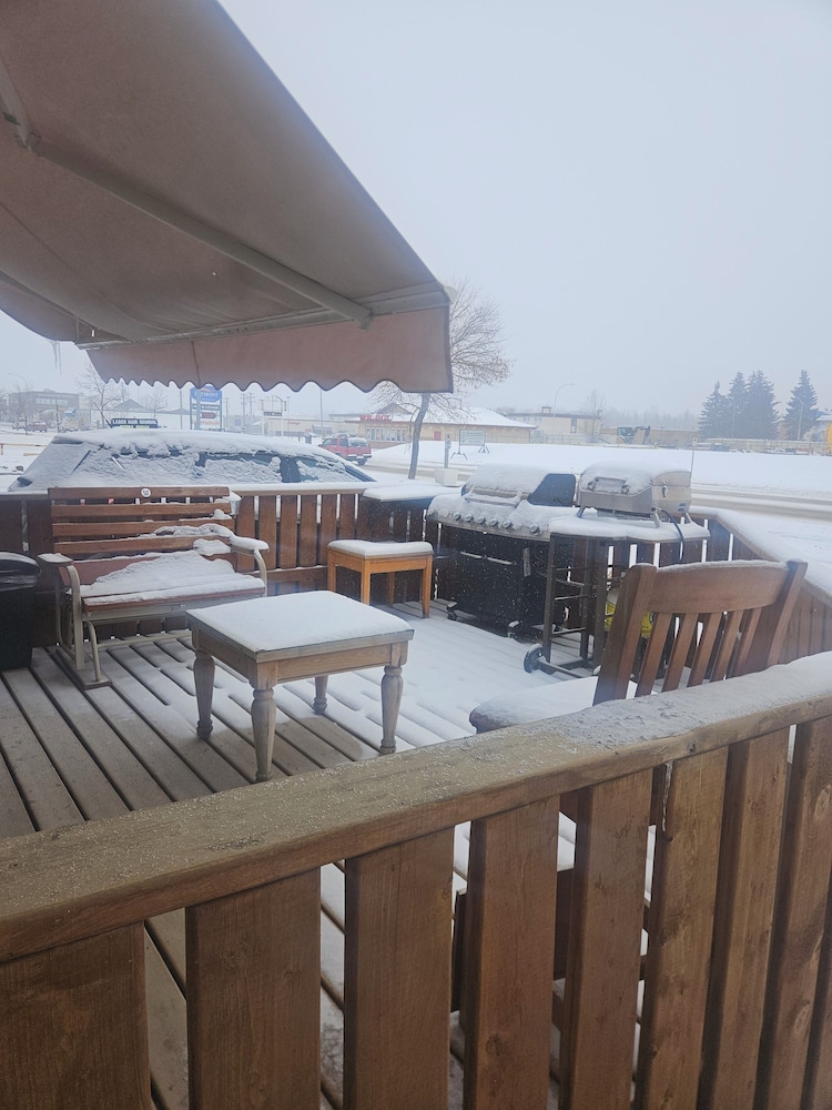 Travelodge by Wyndham Edson 2409079 Alberta Ltd. 49/53