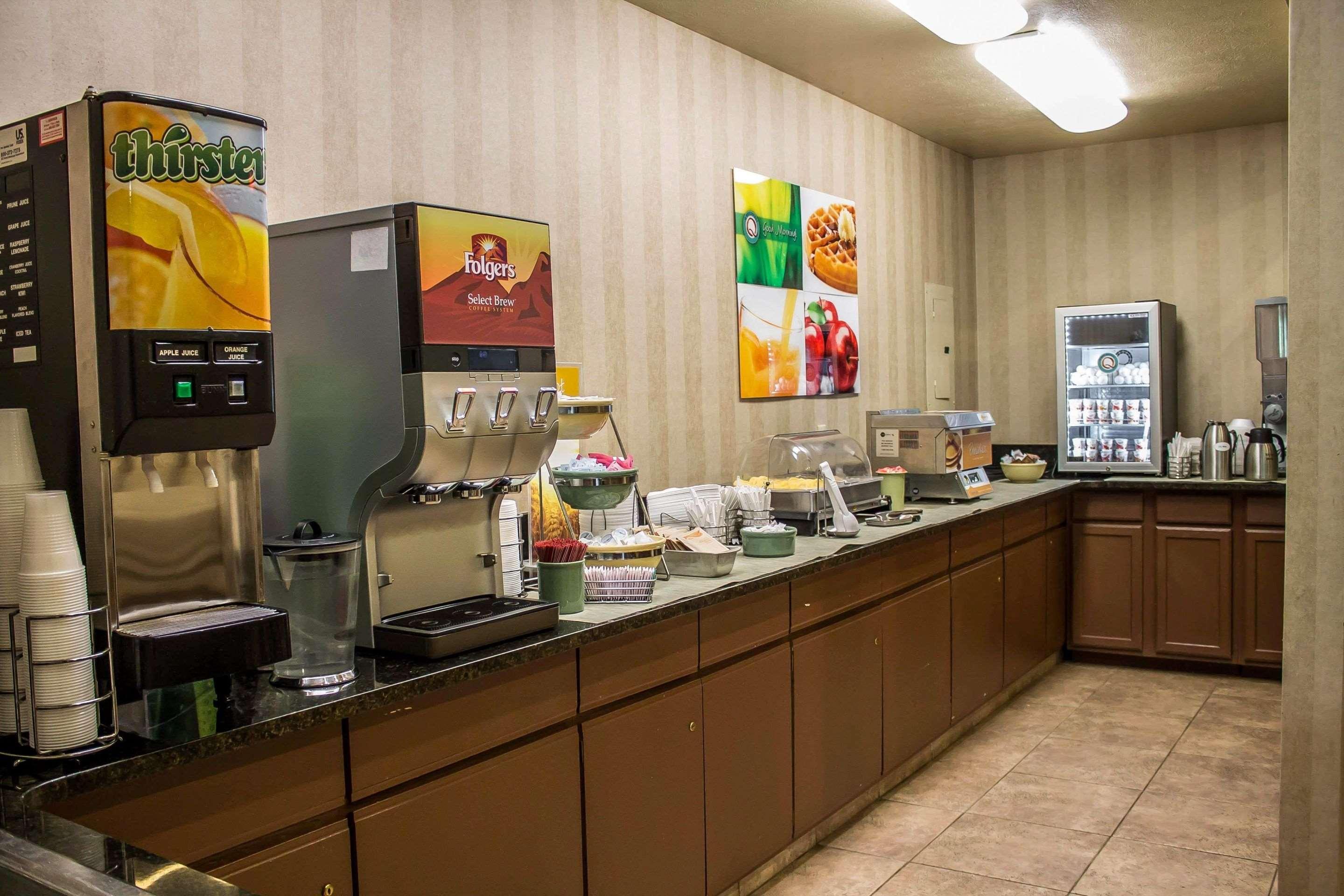 Rodeway Inn & Suites Youngstown 22/60