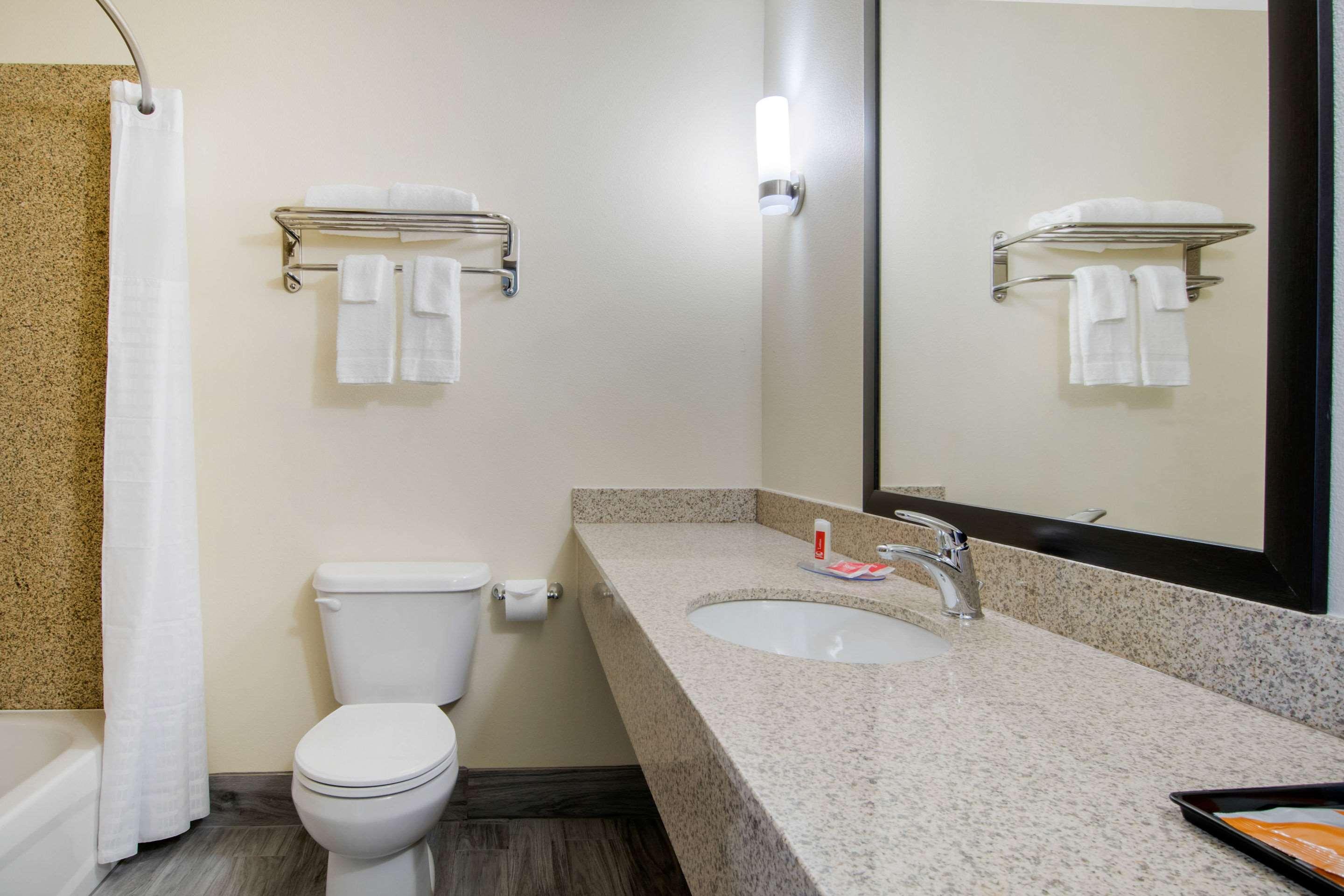 غرفة بسرير كوين، Econo Lodge Inn & Suites Springfield Main Street 2/2