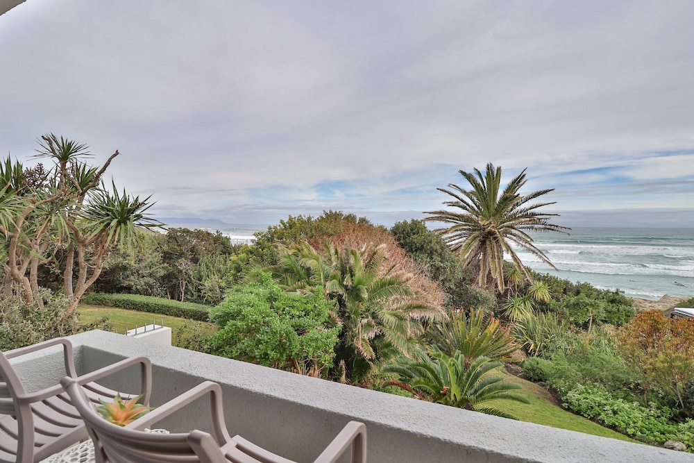 Hermanus Beachfront Lodge 37/43